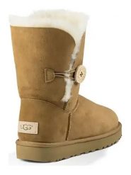UGG Skórzane botki "Bailey Button II" w kolorze jasnobrązowym rozmiar: 39. Brązowe botki UGG, bez wzorów, z wełny, z okrągłym noskiem, bez obcasa, bez zapięcia. Za 361.13 zł.