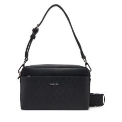 Torebka Calvin Klein. Czarne torebki klasyczne Calvin Klein, bez wzorów, bez dodatków. Za 269.99 zł.