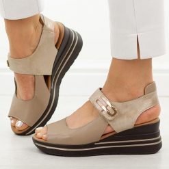 Beżowe skórzane sandały damskie na koturnie M.Daszyński 25144-1. Brązowe sandały M.Daszyński, bez wzorów, ze skóry, casualowe, bez obcasa, na koturnie, bez zapięcia. Za 219.00 zł.