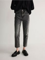 Jeansy mom fit - szary. Szare jeansy Reserved, bez wzorów, z podwyższonym stanem. W wyprzedaży za 99.99 zł.
