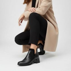 Botki damskie Armodo, skórzane licowe na obcasie z okrągłym noskiem na suwak, czarne, 60559-S. Czarne botki Armodo, bez wzorów, ze skóry, z okrągłym noskiem, bez obcasa, na obcasie, bez zapięcia. Za 339.99 zł.