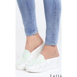Białe Klapki Hunger. Białe klapki Born2be, bez wzorów, z materiału, bez obcasa, na koturnie. Za 29.99 zł.