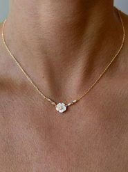 Les Petites Précieuses Pozłacany naszyjnik z elementem ozdobnym - dł. 40 cm rozmiar: onesize. Białe naszyjniki Les Petites Précieuses, z cyrkonią, pozłacane. Za 144.45 zł.