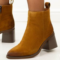 J. Brązowe zamsz botki damskie Vinceza 133100. Brązowe botki VINCEZA, na jesień, bez wzorów, z jeansu, bez obcasa, na obcasie, bez zapięcia. Za 319.00 zł.