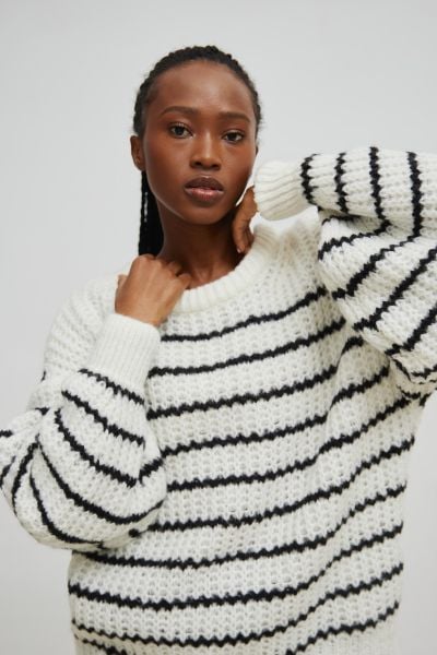 Sweter oversize z bufiastym rękawem w BIAŁO-CZARNE paski - RIVERO-UNI. Białe golfy Marsala, bez wzorów, z wełny, bez ramiączek. Za 269.90 zł.