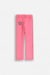 Ocieplane legginsy z długą nogawką. Czerwone legginsy COCCODRILLO, s, z aplikacjami, z dresówki, długie. W wyprzedaży za 49.90 zł.