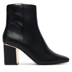 Botki DKNY. Czarne botki DKNY, bez wzorów, bez obcasa, na słupku, bez zapięcia. Za 729.99 zł.