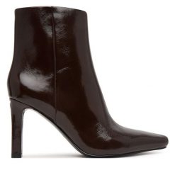 Botki Guess. Brązowe botki Guess, z aplikacjami, bez obcasa, na słupku, bez zapięcia. Za 764.99 zł.