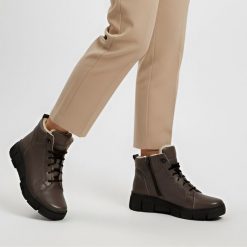 Trzewiki damskie Wasak, futerko wewnątrz i płaski stabilny obcas, brązowe, 699. Brązowe botki Wasak, na jesień, bez wzorów, z futra, bez obcasa, na obcasie, bez zapięcia. Za 305.99 zł.