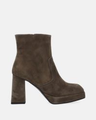 ZAMSZOWE BOTKI NA WYSOKIM OBCASIE 433 160 CAM GRSC. Botki Venezia, bez wzorów, ze skóry, bez obcasa, bez zapięcia. Za 299.00 zł.
