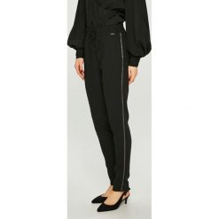 Liu Jo - Spodnie. Czarne spodnie materiałowe Liu Jo, na co dzień, bez wzorów, z poliesteru. W wyprzedaży za 439.90 zł.