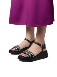 U.S. Polo Assn. Sandały w kolorze czarnym na koturnie rozmiar: 37. Czarne sandały U.S. Polo Assn., bez wzorów, z otwartym noskiem, bez obcasa, na koturnie, bez zapięcia. Za 217.99 zł.