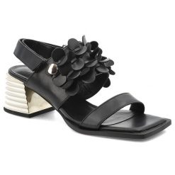 Sandały damskie S.Barski, na efektownym obcasie z metalicznym akcentem z regulowanym zapięciem oraz przestrzenną kwiatową aplikacją, czarne, CR61-306. Czarne sandały S.BARSKI, z aplikacjami, bez obcasa, na obcasie, bez zapięcia. Za 319.00 zł.