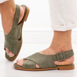 Zielone skórzane sandały damskie DiA 1001. Zielone sandały DiA, bez wzorów, z jeansu, eleganckie, bez obcasa, na płaskiej podeszwie, bez zapięcia. Za 319.00 zł.