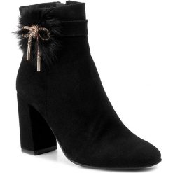 Botki NESSI - 17285 Czarny 19. Czarne botki Nessi, z aplikacjami, ze skóry, bez obcasa, na obcasie, bez zapięcia. W wyprzedaży za 279.00 zł.