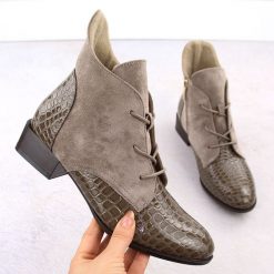 Botki damskie lakierowane kroko beżowe Potocki 12498. Brązowe botki POTOCKI, bez wzorów, z lakierowanej skóry, bez obcasa, bez zapięcia. Za 189.99 zł.
