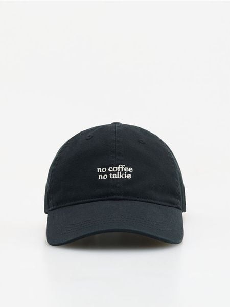 Czapka z daszkiem - czarny. Czarne czapki Reserved, bez wzorów, z bawełny. Za 59.99 zł.
