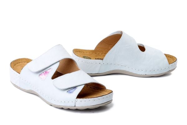 DR. BRINKMANN 700747-03 weiss, klapki damskie. Białe klapki Dr. Brinkmann, bez wzorów, ze skóry, bez obcasa. Za 329.90 zł.