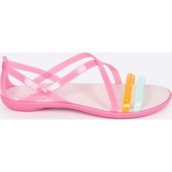 Crocs - Sandały. Czerwone sandały Crocs, bez wzorów, z gumy, bez obcasa, na płaskiej podeszwie, bez zapięcia. W wyprzedaży za 129.90 zł.