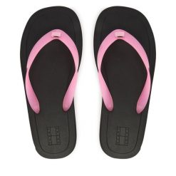 Japonki Tommy Jeans. Czerwone klapki Tommy Jeans, bez wzorów, z jeansu, bez obcasa. Za 209.99 zł.