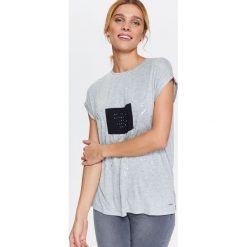 DAMSKI T-SHIRT Z APLIKACJĄ. Szare t-shirty TOP SECRET, z aplikacjami, bez kołnierzyka, bez ramiączek. W wyprzedaży za 19.99 zł.