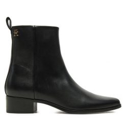 Botki Tommy Hilfiger. Czarne botki TOMMY HILFIGER, bez wzorów, bez obcasa, na płaskiej podeszwie, bez zapięcia. Za 399.99 zł.
