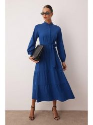 Trendyol Sukienka w kolorze granatowym rozmiar: 44. Niebieskie sukienki Trendyol, bez wzorów, bez kołnierzyka, bez ramiączek, midi. Za 95.99 zł.