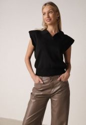 Czarna Wiskozowa Bluzka Sweterkowa z Usztywnionymi Ramionami i Kołnierzykiem Katano. Czarne bluzki Born2be, uniwersalny, bez wzorów, z jeansu, eleganckie, bez kołnierzyka, bez ramiączek. Za 79.99 zł.