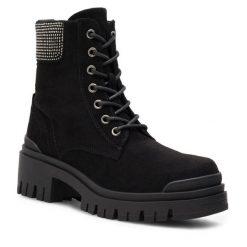 Botki DeeZee. Czarne botki DeeZee, bez wzorów, bez obcasa, na płaskiej podeszwie, bez zapięcia. Za 125.99 zł.