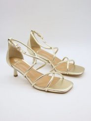 Bellucci Sandały w kolorze złotym rozmiar: 38. Żółte sandały Bellucci, bez wzorów, z otwartym noskiem, bez obcasa, na koturnie, bez zapięcia. Za 100.99 zł.