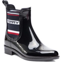Kalosze TOMMY HILFIGER - Tommy Elastic Rain Boot FW0FW03836 Black 990. Czarne kalosze TOMMY HILFIGER, bez wzorów, z materiału. W wyprzedaży za 209.00 zł.