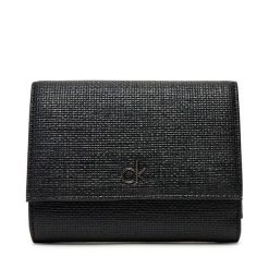 Mały Portfel Damski Calvin Klein. Czarne portfele Calvin Klein, bez wzorów. Za 159.99 zł.