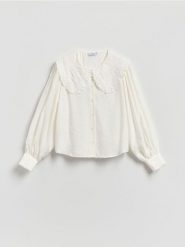 Koszula z dekoracyjnym kołnierzem - złamana biel. Koszule Reserved, l, bez wzorów, z tkaniny, bez kołnierzyka, bez ramiączek. Za 159.99 zł.