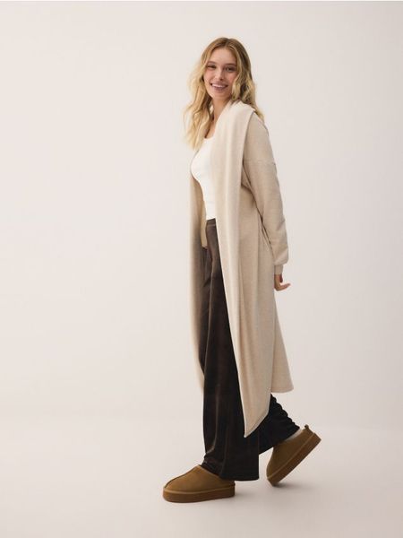 Kardigan z dodatkiem wiskozy - beżowy. Brązowe kardigany Reserved, bez wzorów, z dzianiny. W wyprzedaży za 65.99 zł.