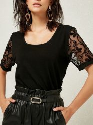 Milan Kiss Koszulka w kolorze czarnym rozmiar: L. Czarne bluzki Milan Kiss, l, bez wzorów, bez kołnierzyka, bez ramiączek. Za 113.99 zł.