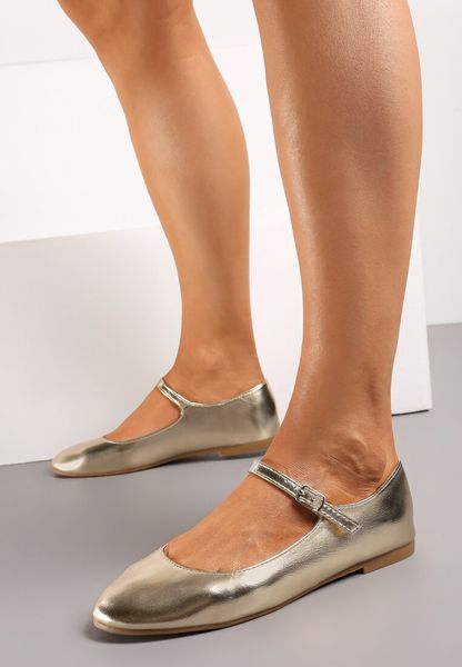 Złote Balerinki z Ekozamszu Zapinane na Sprzączkę Ollna. Żółte baleriny Born2be, bez wzorów, bez obcasa. Za 59.99 zł.