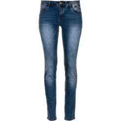 Desigual jeansy damskie Refriposas 26 niebieski. Niebieskie jeansy Desigual, z aplikacjami. W wyprzedaży za 335.00 zł.