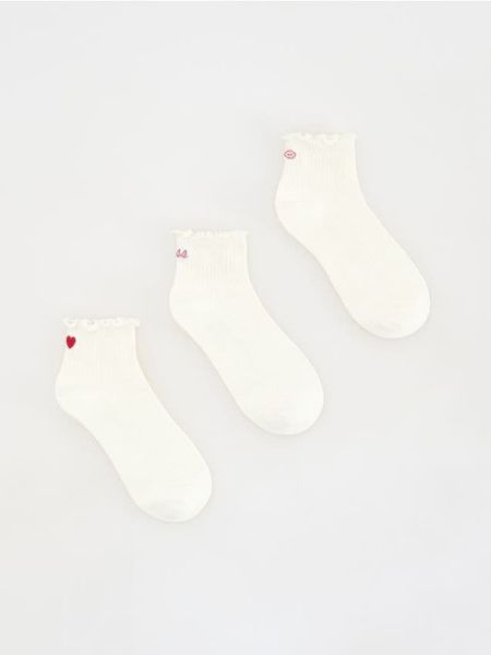 Skarpetki z haftem 3 pack - złamana biel. Skarpety Reserved, bez wzorów. Za 49.99 zł.