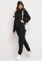 Czarny Komplet Dresowy Bluza Kangurka z Kapturem i Spodnie Joggery Triasa. Czarne bluzy Born2be, m, bez wzorów, z dresówki, z kapturem. Za 79.99 zł.