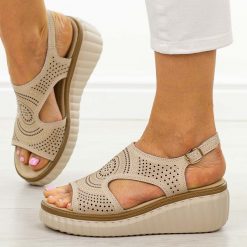 Beżowe skórzane sandały damskie na koturnie Filippo Ds6819/25. Brązowe sandały Filippo, bez wzorów, z jeansu, boho, bez obcasa, na koturnie, bez zapięcia. Za 189.00 zł.