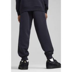 Młodzieżowe spodnie dresowe PUMA Class PUMA New Navy Blue. Niebieskia spodnie dresowe Puma, m, bez wzorów, z dresówki, na jogę i pilates. W wyprzedaży za 119.00 zł.