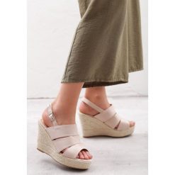 Beżowe Sandały Convulse. Brązowe sandały Born2be, bez wzorów, bez obcasa, na koturnie, bez zapięcia. Za 59.99 zł.
