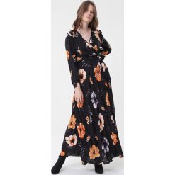 Czarna Sukienka Beach Comber. Czarne sukienki Born2be, l, bez wzorów, z materiału, bez kołnierzyka, bez ramiączek, maxi, kopertowe. Za 129.99 zł.