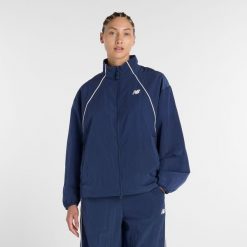 Kurtka damska New Balance WJ6113KSNNY – granatowa. Niebieskie kurtki sportowe New Balance, s, bez wzorów, z materiału, bez kaptura. Za 469.99 zł.