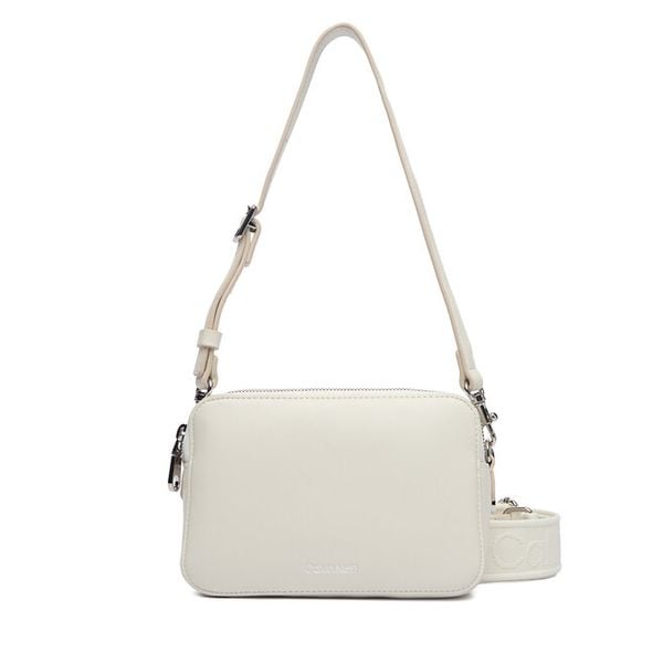 Torebka Calvin Klein. Białe torebki klasyczne Calvin Klein, bez wzorów, bez dodatków. Za 409.99 zł.