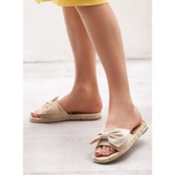 Beżowe Klapki Bachata. Brązowe klapki Born2be, bez wzorów, bez obcasa, na płaskiej podeszwie. Za 39.99 zł.