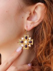 L'Atelier de Gaia Pozłacane kolczyki z ametystami i perłami rozmiar: onesize. Fioletowe kolczyki L'Atelier de Gaia, z ametystem, pozłacane, z zapięciem typu bigiel. Za 60.99 zł.