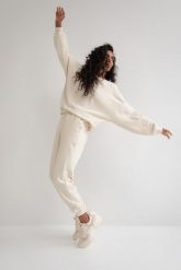 Spodnie dresowe typu jogger w kolorze BRIGHT BEIGE ze strukturalnej dzianiny - DISPLAY. Brązowe spodnie dresowe Marsala, bez wzorów, z bawełny. W wyprzedaży za 99.95 zł.