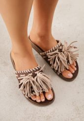 Brązowe Klapki w Stylu Boho Zdobione Frędzlami Stavania. Brązowe klapki Born2be, z aplikacjami, z jeansu, bez obcasa, na płaskiej podeszwie. Za 99.99 zł.