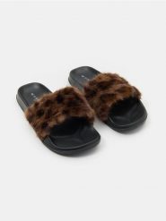 Klapki z cholewką z imitacji futra w panterkę - wielobarwny. Klapki Sinsay, bez wzorów, bez obcasa. Za 39.99 zł.